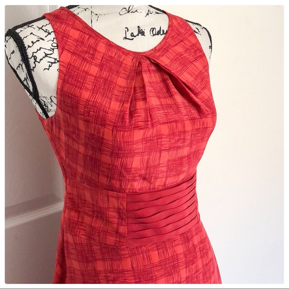 ❤️Beautiful Red sleeveless dress w keyhole back❤️ - Picture 4 of 7